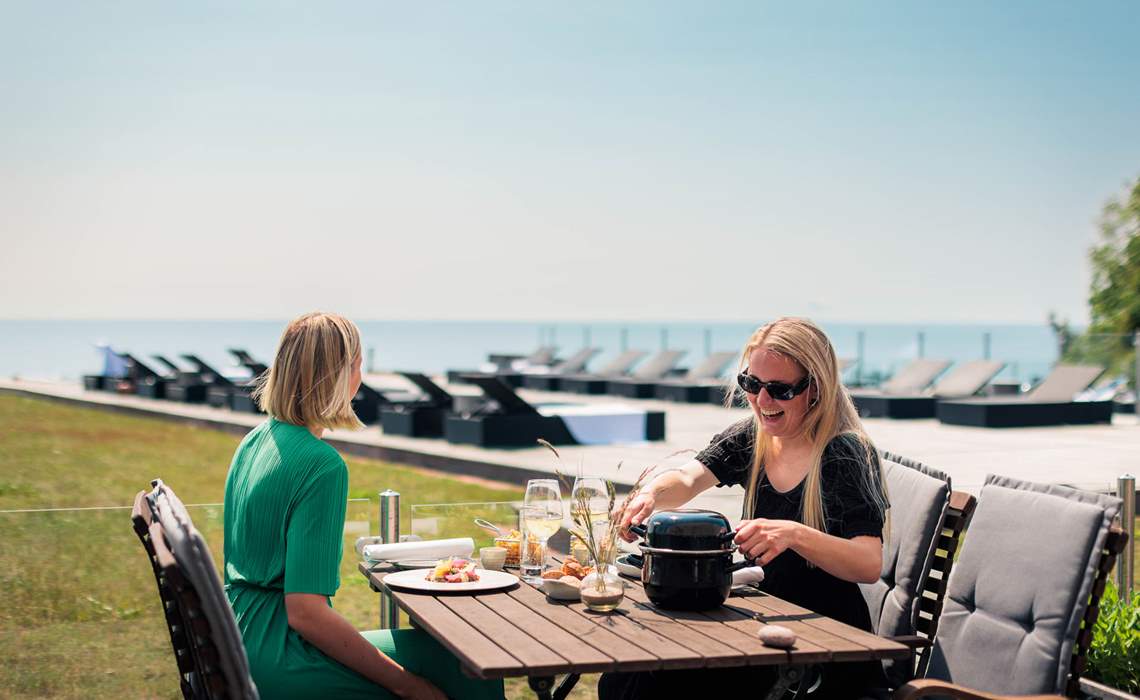 Fredensborg Badehotel To Kvinder Spiser Frokost Med Havudsigt Web